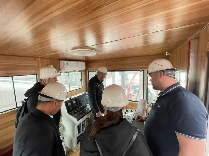 রাশিয়ার গ্রাহকরা JMD550 কাটার সাকশন ড্রেজার চেক করার জন্য ভিজিট করে